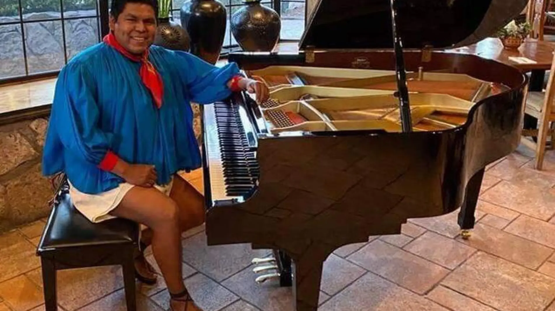 romeyno con un piano